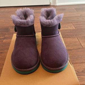 UGG MINI BAILEY BUTTON BOOT NEVER WORN